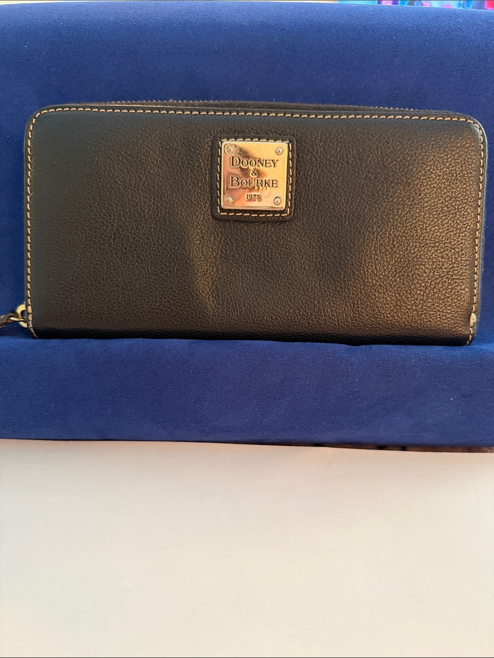 Dooney & Bourke Black Leather Zip Wallet Full Size Pebble Grain Gold Logo